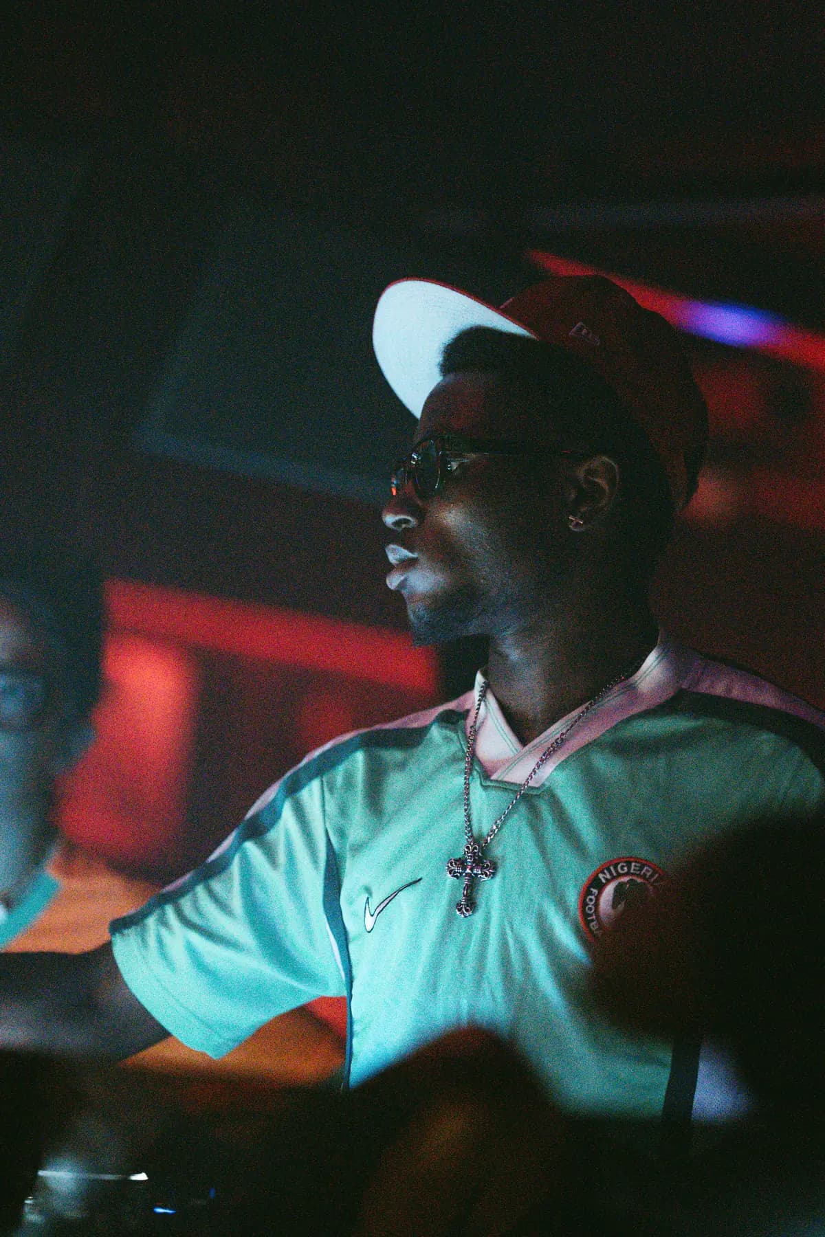 Le DJ en maillot turquoise