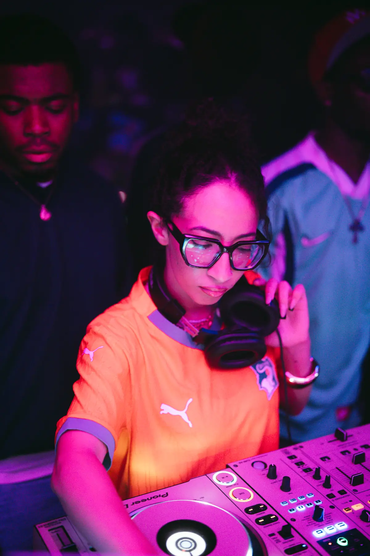 La DJ aux platines, maillot orange