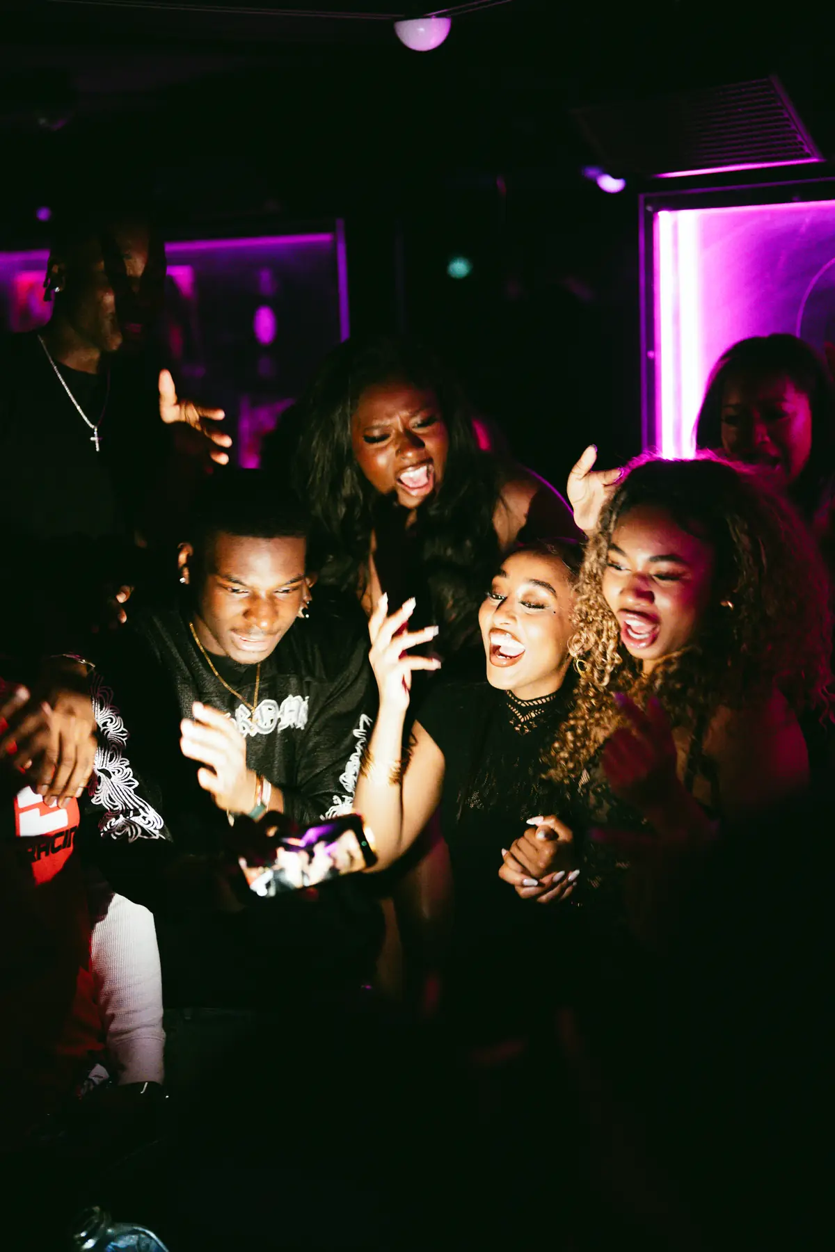 Un groupe d'amis en pleine euphorie