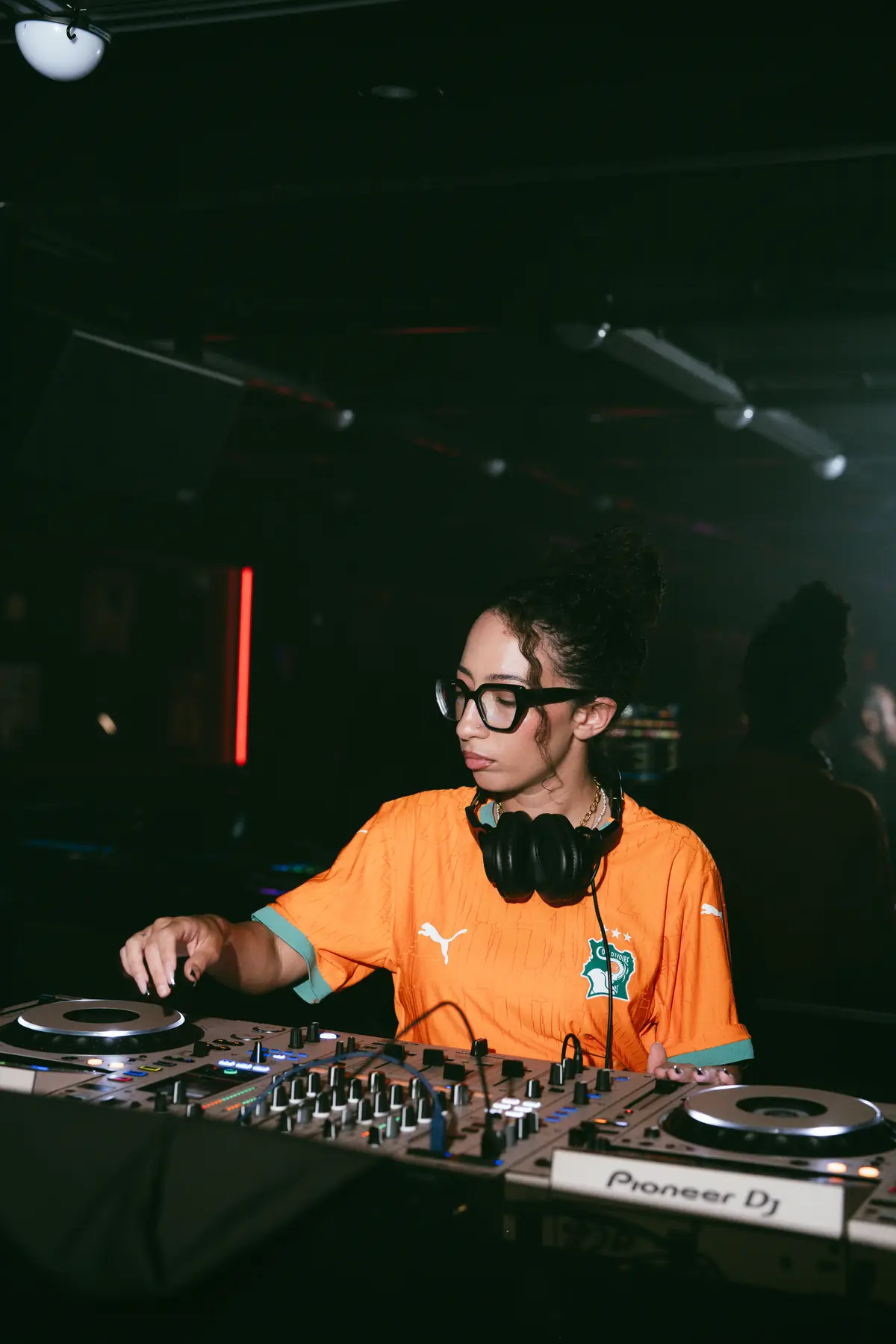 La DJ aux platines Pioneer