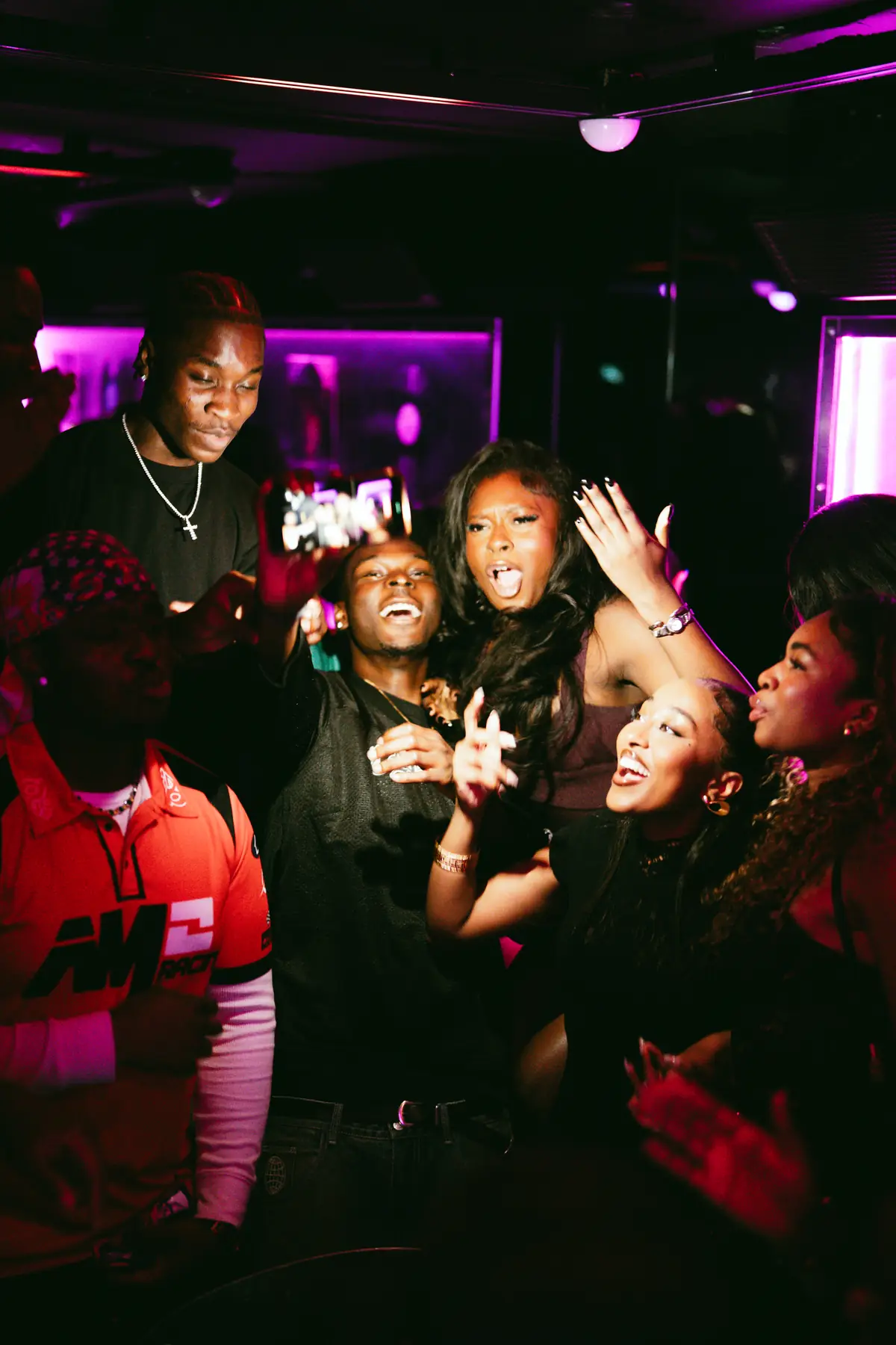 Le groupe chante et danse ensemble